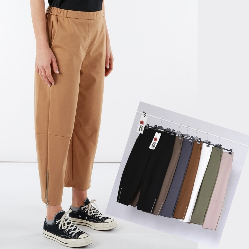 Calça com detalhe de zíper na barra