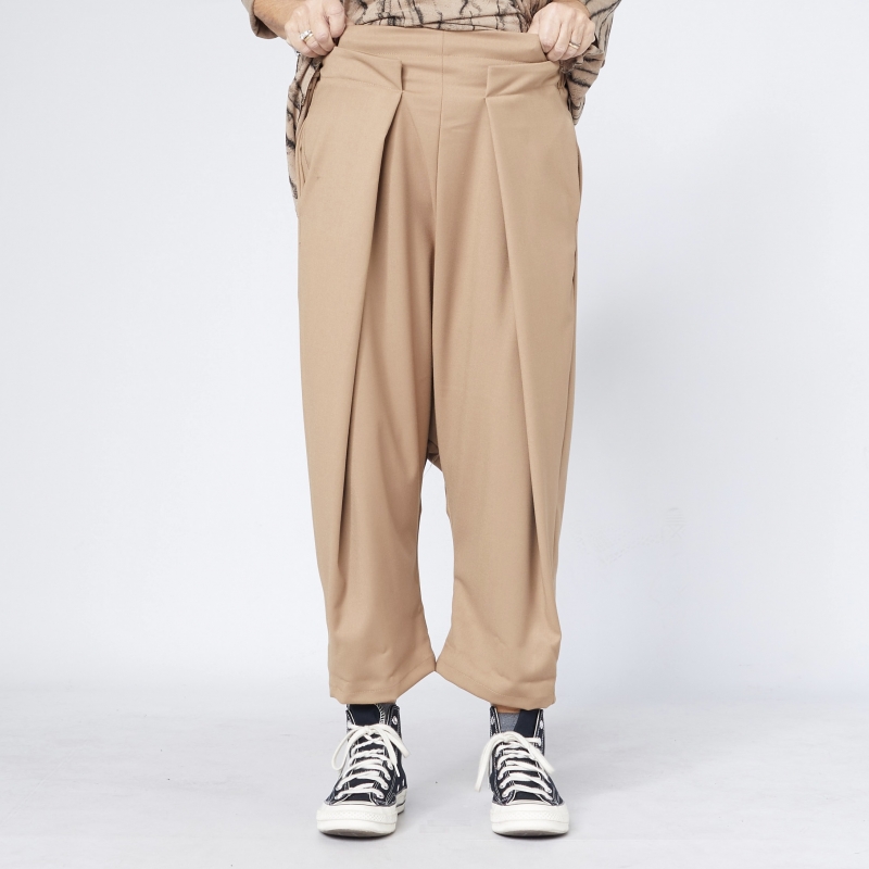 Calça cropped com pregas preta