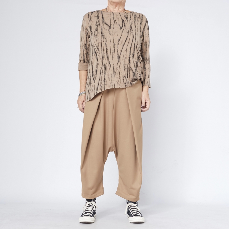 Calça cropped com pregas preta