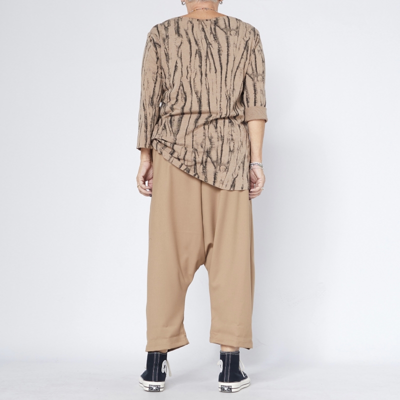 Calça cropped com pregas preta