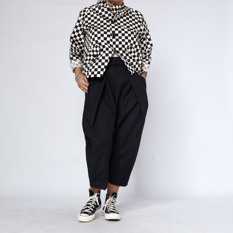 Calça cropped com pregas preta