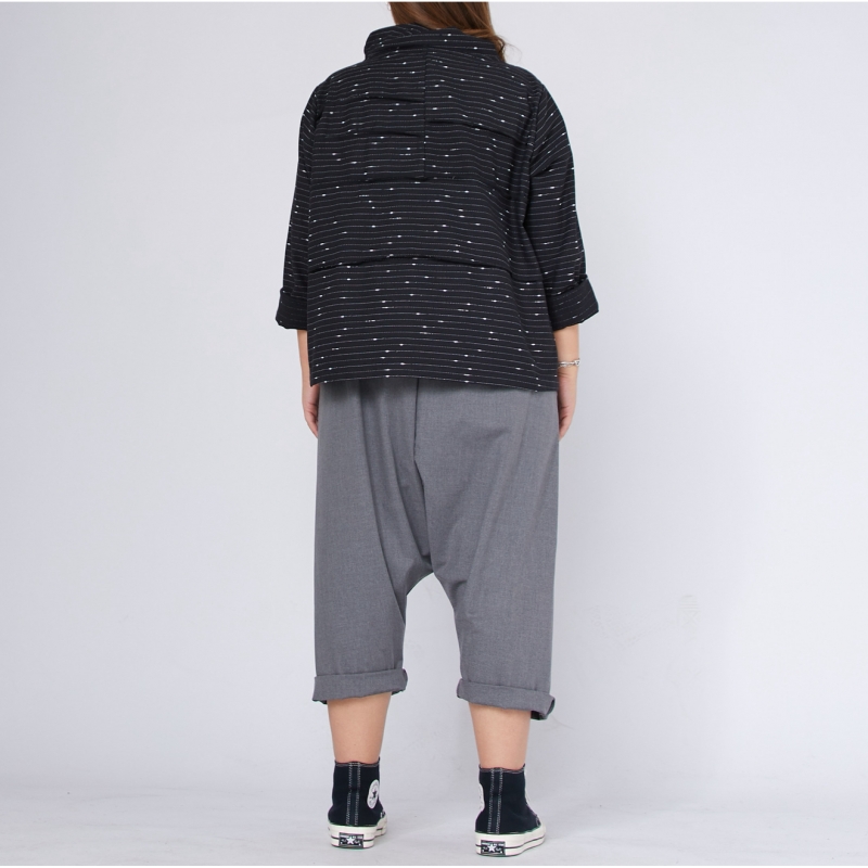 Calça cropped com pregas preta