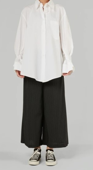 CAMISA COM DETALHE DE PREGAS NO PUNHO