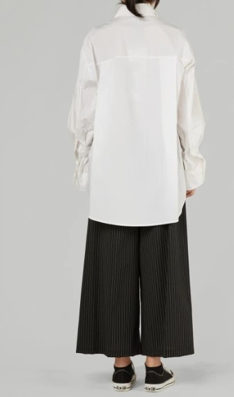 CAMISA COM DETALHE DE PREGAS NO PUNHO