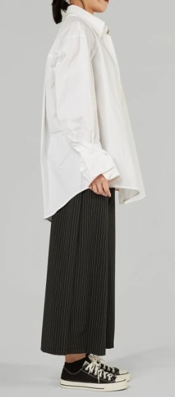 CAMISA COM DETALHE DE PREGAS NO PUNHO