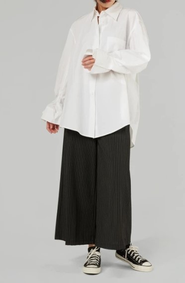 CAMISA COM DETALHE DE PREGAS NO PUNHO