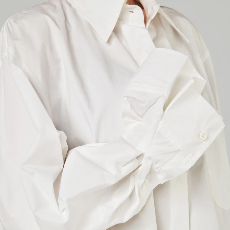 CAMISA COM DETALHE DE PREGAS NO PUNHO