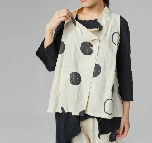 Blusa de bolinhas com gola