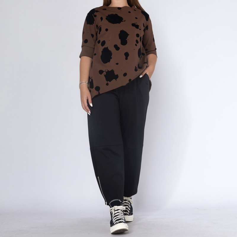 Calça com detalhe de zíper na barra