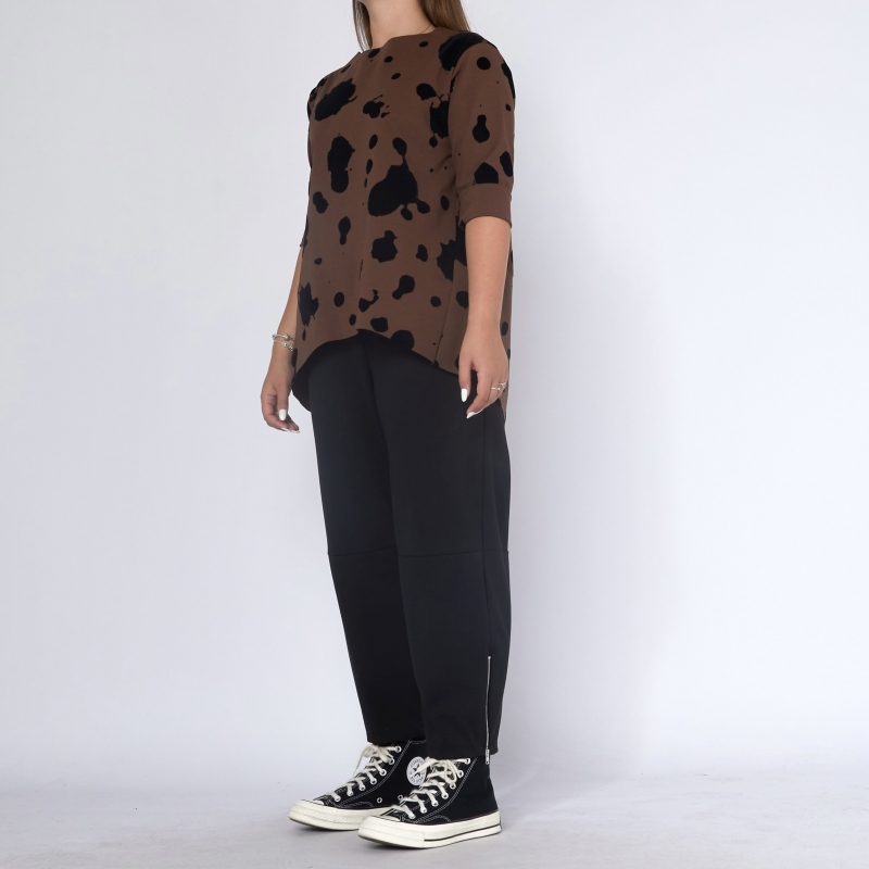 Calça com detalhe de zíper na barra