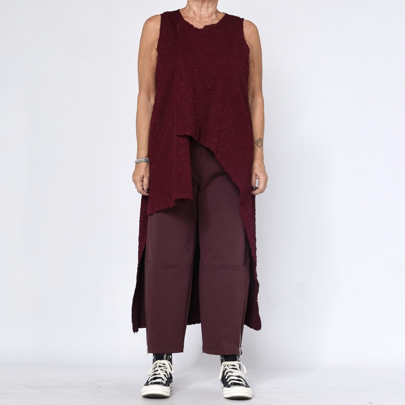 Calça com detalhe de zíper na barra