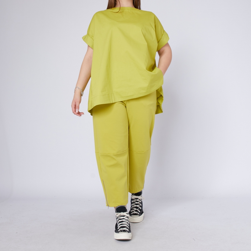 Calça com detalhe de zíper na barra