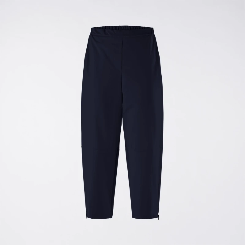 Calça com detalhe de zíper na barra